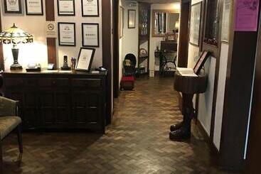 هتل Barons Court