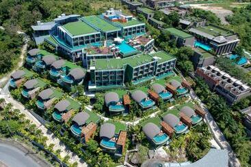 هتل Crest Resort & Pool Villas   Sha Extra Plus