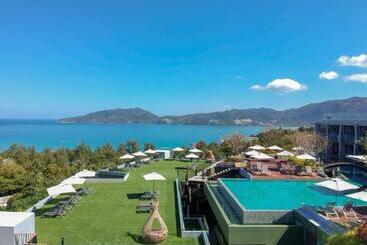 هتل Crest Resort & Pool Villas   Sha Extra Plus