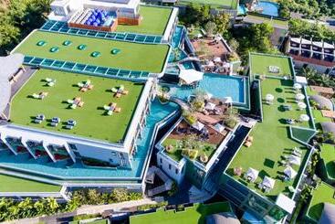 هتل Crest Resort & Pool Villas   Sha Extra Plus