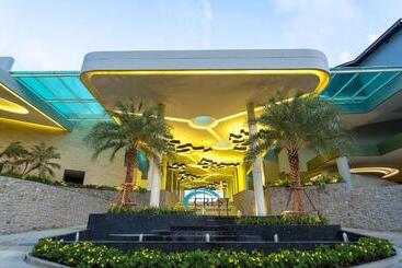 هتل Crest Resort & Pool Villas   Sha Extra Plus