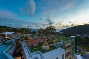 هتل Crest Resort & Pool Villas   Sha Extra Plus