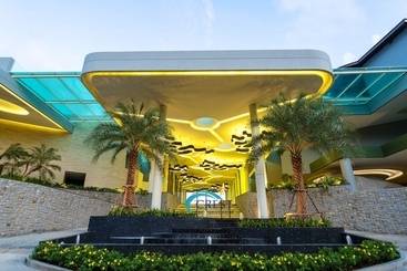 هتل Crest Resort & Pool Villas   Sha Extra Plus