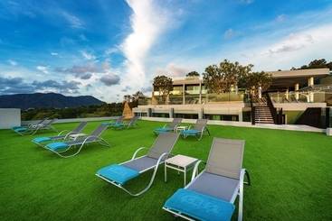 هتل Crest Resort & Pool Villas   Sha Extra Plus