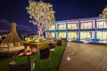 هتل Crest Resort & Pool Villas   Sha Extra Plus