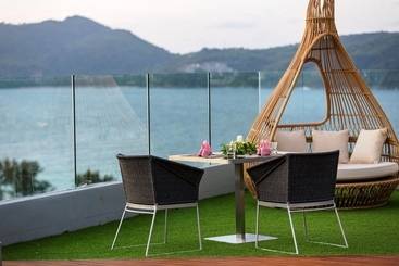 هتل Crest Resort & Pool Villas   Sha Extra Plus