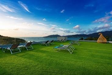 هتل Crest Resort & Pool Villas   Sha Extra Plus
