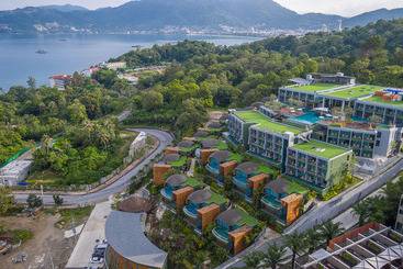 هتل Crest Resort & Pool Villas   Sha Extra Plus