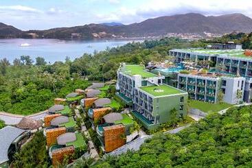 هتل Crest Resort & Pool Villas   Sha Extra Plus