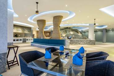 هتل Crest Resort & Pool Villas   Sha Extra Plus