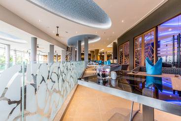 هتل Crest Resort & Pool Villas   Sha Extra Plus