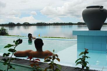هتل Oak Ray Lake Resort