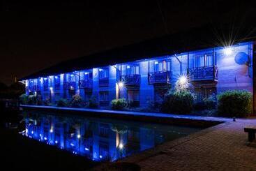 هتل Peartree Lodge Waterside