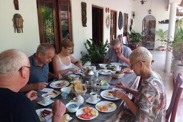 پانسیون Embiente Guest House