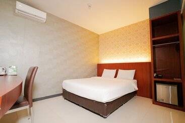 The Crew Hotel Kno