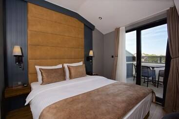 هتل Days Inn By Wyndham Istanbul Arnavutkoy
