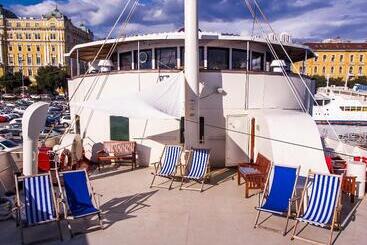 هاستل Botel Marina