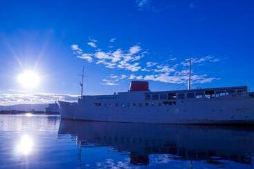 هاستل Botel Marina
