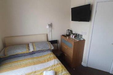 تختخواب و صبحانه Elm Tree Guest House