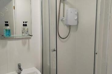 تختخواب و صبحانه Elm Tree Guest House