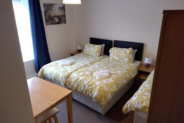 تختخواب و صبحانه Elm Tree Guest House