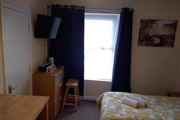 تختخواب و صبحانه Elm Tree Guest House