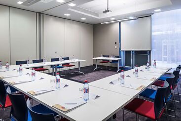 בית מלון כפרי Golden Tulip Marseille Euromed