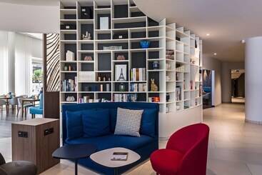 בית מלון כפרי Golden Tulip Marseille Euromed