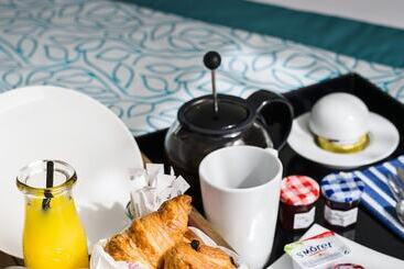 בית מלון כפרי Golden Tulip Marseille Euromed
