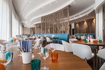 בית מלון כפרי Golden Tulip Marseille Euromed