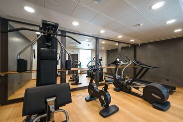 בית מלון כפרי Golden Tulip Marseille Euromed