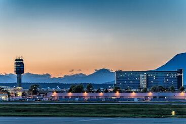 هتل Fairmont Vancouver Airport   Gold Experience