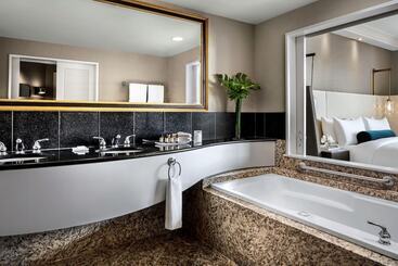 هتل Fairmont Vancouver Airport   Gold Experience