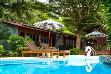 هتل Phuket Siam Villas   Sha Plus