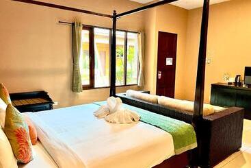 هتل Phuket Siam Villas   Sha Plus