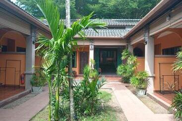 هتل Phuket Siam Villas   Sha Plus