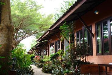 هتل Phuket Siam Villas   Sha Plus
