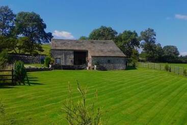 Skirfare Barn