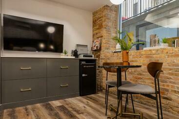 هاستل 5 King Bed Suites At The Finnley Hotel In Dt Gr