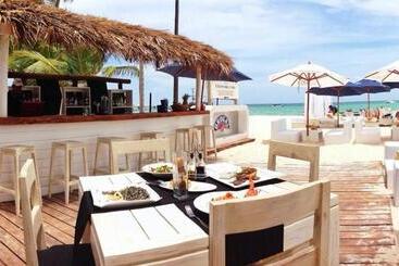 هتل Grand Caribe Beach Club And Spa   Playa Los Corales
