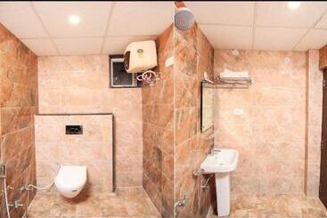Collection O Hotel Pal Avadh