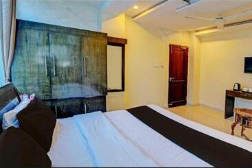Collection O Hotel Pal Avadh
