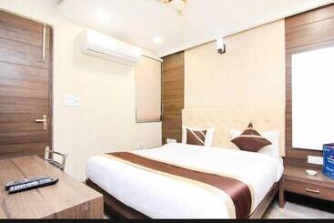 Collection O Hotel Pal Avadh