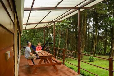 هتل Los Pinos Cabins & Reserve
