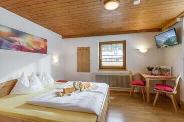 تختخواب و صبحانه Gästehaus Hochstaffl