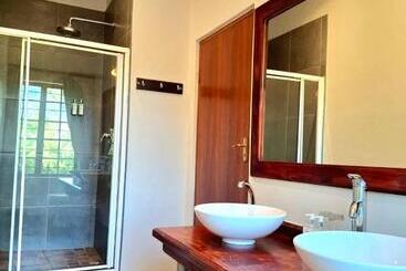 پانسیون Thorntree Country Lodge