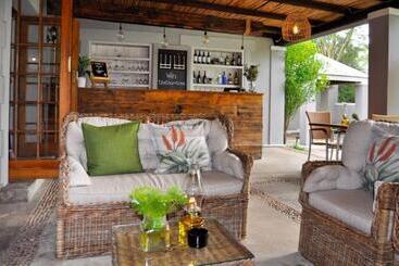 پانسیون Thorntree Country Lodge