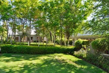 پانسیون Thorntree Country Lodge