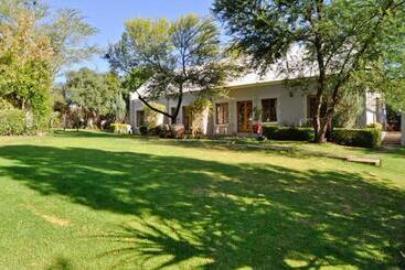 پانسیون Thorntree Country Lodge