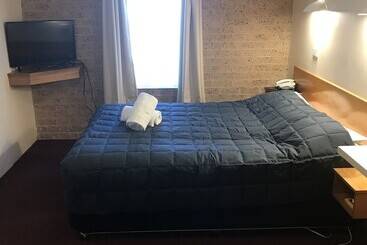 Cedar Lodge Motel